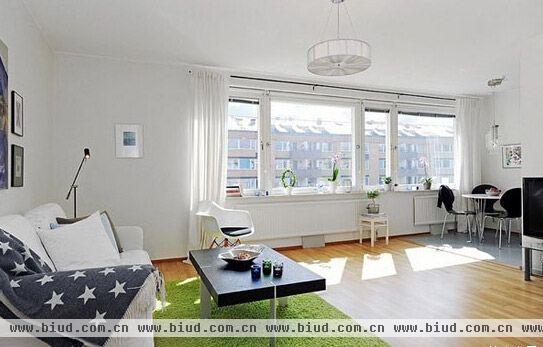 这间房间位于斯德哥尔摩，总面积44平方米。这间公寓里缺少的唯一东西就是空间，从整体的搭配到房间功能区的划分，都非常完美。这间公寓温馨而舒适，绝不逊色于大面积公寓。一起来看看吧！