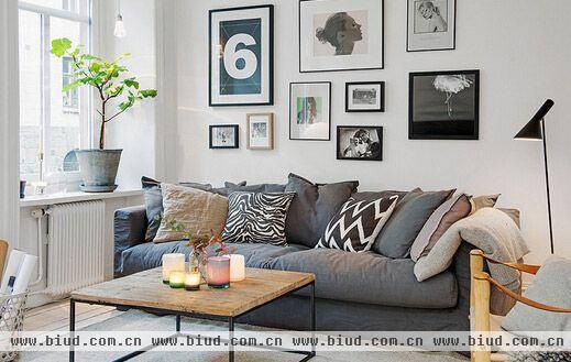 喜欢黑白色调简约风格，但又不想过于强烈？瑞典这间64平米的L 型公寓，使用干净白色贯穿整个空间，增添视觉明亮感，而电视、相框、落地灯、餐桌椅则选择黑色，活泼地勾勒出简单边框。