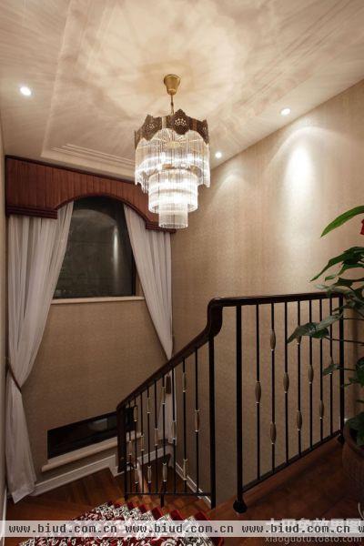 美式风格楼梯间吊顶水晶灯图片