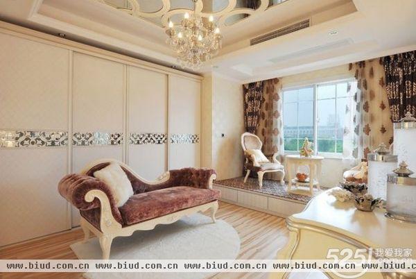 客厅设计很大气的奢华范儿，古典风格沙发很显优雅，卧室古典欧式气息很浓厚，非常大气~。如梦幻般。 