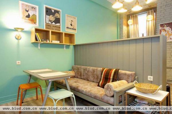 这间圣彼得堡市中心的公寓被刊登在 Airbnb ，屋主将斑驳的石砖墙漆白，天花板则将表面油漆刮除后就此打住，刻意保留了老建筑历史痕迹。这间小公寓中屋主使用低矮的线板隔间巧妙作为卧室的床头、沙发的靠墙，同时沙发前的茶几，也可以当作餐桌使用，在小坪数的空间中，单一功能物件或许可以分饰两角！