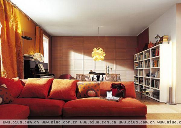 沙发区，橙色的多肉沙发，红色波点地毯，以及黄色的墙面，都是有效提升暖度的色调。书架，具有强大的收纳力，是收纳也是展示，整洁有序的书架是提升空间品质的保障。 