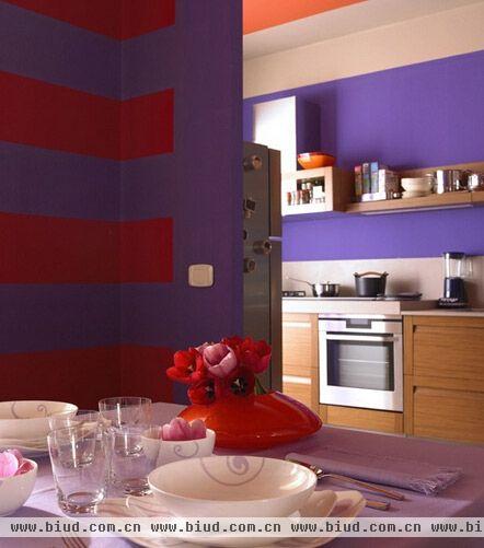 色彩会说话，我们可以用色彩表达不同的空间氛围，如粉紫色营造浪漫感，黑灰演绎低调沉稳的MAN气质。同一空间，我们同样可以用不同的色彩来演绎不同的气质，改变的重点在于软装上：如窗帘、地毯以及家具上。