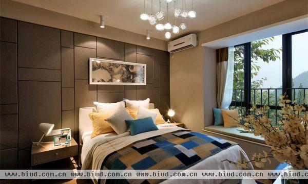。豪庭装饰设计师尤其擅长色彩运用，将卧室装点得十分温馨。