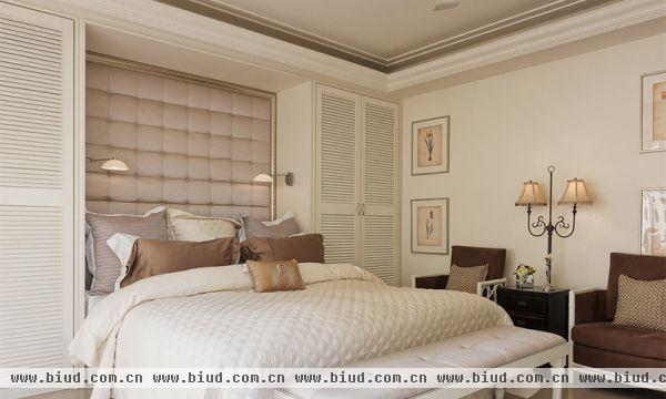 卧室床头软包，画框，吊顶均用金色线条勾勒，追求古典神韵。