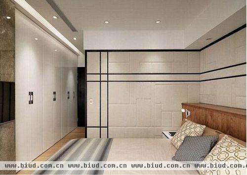 业主喜欢宽敞而干净的卧室，所以与业主商量之后采用了白色的天花板、米白色的背景墙，干净整洁的设计风格，让业主体会到了舒适、自如生活。