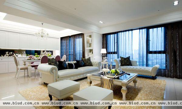 客厅是纯粹的白色空间，以镜面现代时尚元素点缀，增加空间感，时尚感。