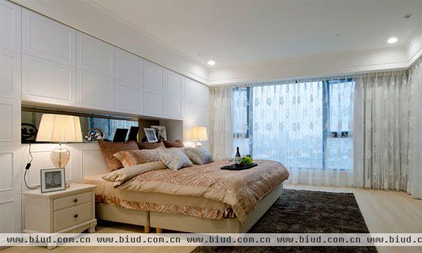 卧室极其简约，欧式曲线和简约直线混搭；壁纸和背景墙上可爱图案为寝室带来许多暖意。