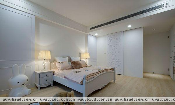 卧室极其简约，欧式曲线和简约直线混搭；壁纸和背景墙上可爱图案为寝室带来许多暖意。