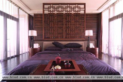 紫色的大床占据了房间的正中央，房间内家具又从简设计，搭配两边的落地窗，让整个房间显得异常宽敞大方。