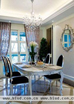简约欧式风格沿袭古典欧式风格的主元素，融入了现代的生活元素，这样的餐桌，餐椅放在客厅里不只是豪华大气，更多的是惬意和浪漫，通过完美的典线，精益求精的细节处理，带给家人不尽的舒适。