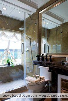 业主家的卫生间和淋浴室在一个房间里，这两者之间只用了一个玻璃门隔开，做到了干湿区分，看起来还是比较洁净的。