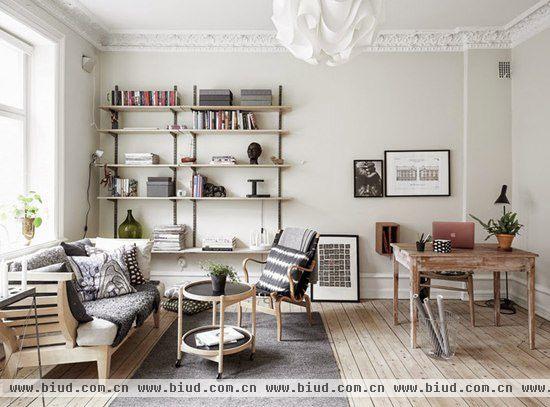 瑞典的公寓总是透着一股浓厚的北欧风情，通透的采光，简约的布置，中性的色彩，让人不自觉放松起来。这套斯堪的纳维亚公寓同样与豪华无关，与色彩无关，只是柔和的，静谧的包容下简单的家具摆设，木质地板，实木餐桌，丹麦靠椅，简约书架，灰白色调柔软温和，惬意之感油然而生。