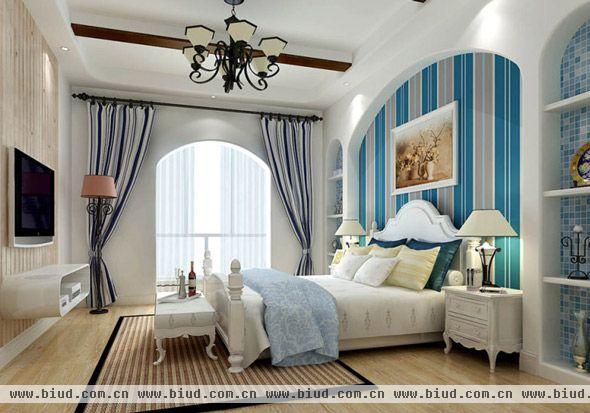 清新的条纹元素让房间设计精神抖擞，淡淡的白色参杂在轻轻的海蓝色当中，地中海房间设计呈现出悠然的生活气息。