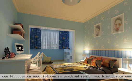 这是一个梦幻的卧室，简单的卧室装修使得整个房间都很安静，蓝色的背景墙没有过多的修饰，白色相框壁画的点缀，让单调的墙面多了一丝生动，浅色的家与蓝色搭配的空间，更添清爽感受。