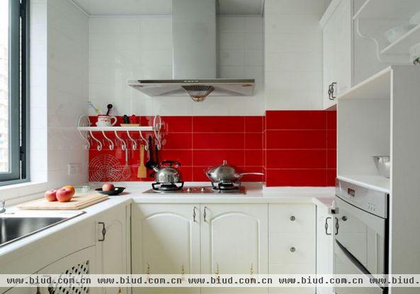 韩式装修风格的厨房，以白色为主调，小面积的红色很大胆的为整个浅色调的厨房做了一个渲染，使厨房的整个空间都变的有活力，厨房是一个汇聚美食的地方，一定要保持整洁、干净。