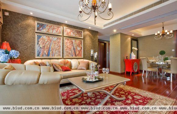宽敞明亮的客厅里，红色的地毯为整个房间做了点缀，餐厅和客厅是连在一起的增加了空间的视觉效果。