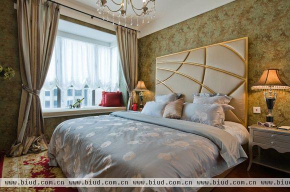 这间卧室的家居装饰厚重感要浓写，不同的色彩给人以不同的视觉效果，这间卧室的窗户和上间卧室的窗户设计的一样，在家就可以做在窗户台上欣赏外面的景色。