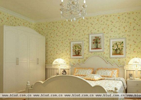 淡黄色的碎花墙纸和白色的家居搭配的很自然，淡黄色的碎花墙纸给人一种浓浓的田园风情，白色的衣柜和床展现出大气的一面。