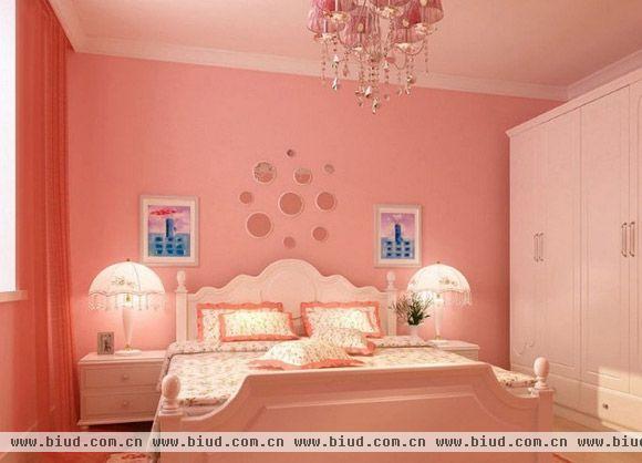 与公主卧室相比，这间卧室的色彩显得简约而单纯写，整个卧室用的都是橘红色的家居，房间里散发着柔和、甜美的气氛，华美的灯饰也是房间的一个亮点。