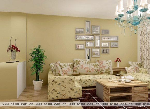 客厅采用黄色的背景墙，可以使屋内变得更明亮，实木的地板和实木的茶几颜色配套，相映成趣，小小的绿色盆栽为客厅渲染了一丝生机。