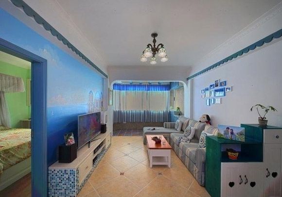 看到这里的客厅有种亲临海洋的感觉，客厅设计的很宽敞大方，电视的背景墙当然也是以海洋蓝为主啦，电视柜下有一小部分是用马赛克的小铁瓷做成的，很有地中海的风范。 