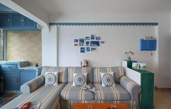 这是客厅的沙发和沙发的背景墙，简单的家居设计一点都不显俗气反而还带有一丝时尚感，沙发的背景墙也没有过多的修饰也是以白色为主简单大方。