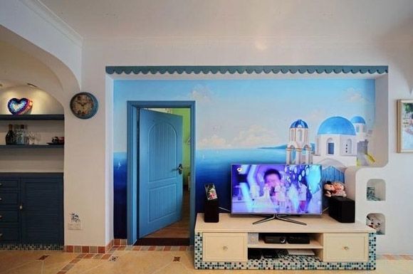 电视背景墙后面也设有一个小房间，这样真是空间巧利用啊，房间的门也设了海蓝色这样正好与背景墙的色调保持一致。