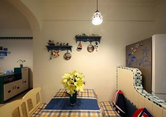 餐厅旁还设有一个蓝色储物柜，简单且方便，储物柜的设计风格与地中海的风格很搭配，一些小物品或是装饰品都可以放在上面，喜欢的朋友可以借鉴一下喔。