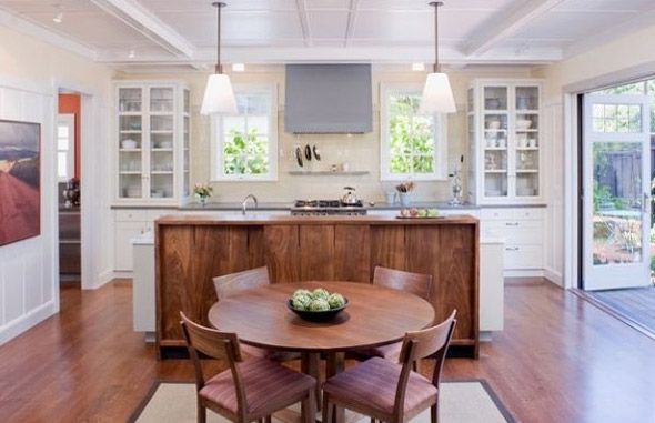 开放式的厨房看上去更宽敞大气，厨房里的家居摆设很简单却不落俗套，实木的圆形餐桌和餐椅有点古典气息，这里的厨具是现代和古典相结合。