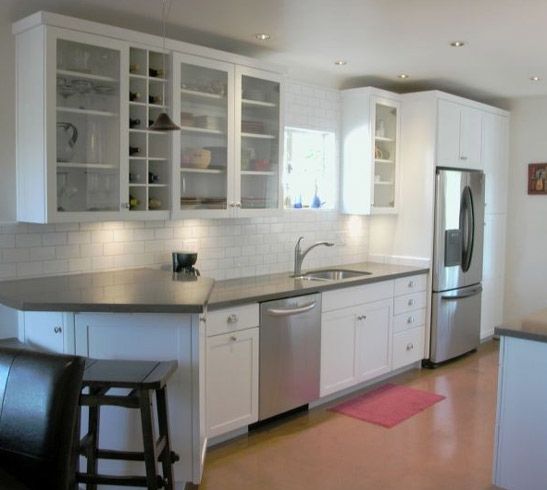 现代厨具的生产以趋向组合化，合理配备，以保证家庭厨房拥有齐全的空间，碗橱采用的是组合式的吊柜，下面设计了洗涤区，方便又实用。