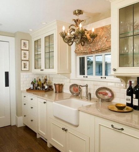 厨房里的功能配备齐全，厨具都是以白色为主的，厨房里还设有一扇窗户，烹饪区和洗涤区都分开来了。