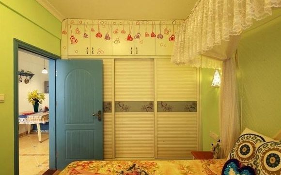 卧室的空间装扮的也充实，背景墙都是绿色的是小清新的风范，卧室里的白色推拉式的衣柜很适合女孩子用，空间大放东西也很方便，门的色彩也有种厚重的感觉。
