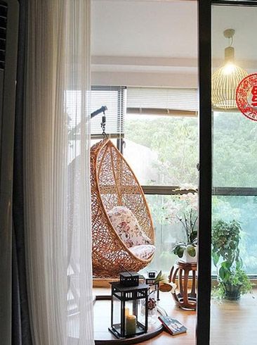 阳台的周围都是用玻璃设计而成的，站在阳台就可以看到外面的风景，阳台里还设有一个用竹子编成的休闲椅，很精致也很漂亮。