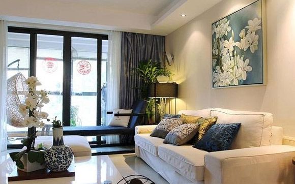 客厅主要是以白色为主的，有白色的背景墙，白色的沙发，白色的茶几，主要是客厅里的家居是经过精心挑选的，使整个客厅看起来简约而大方。