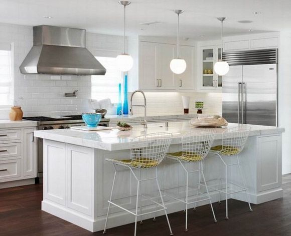 美式的0厨房里家居的选用的都是白色的，厨房的整体装修既具有现代感又具有美式感，象牙白的餐桌清新实用给人一种大气感。