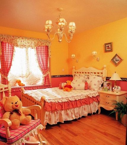 暖色调的卧室很温馨，床上用品和窗帘用的都是碎花的布料，特出田园风的装修风格啊，看到卧室里还放有一些玩具熊想比应该也是女孩子的闺房吧。 