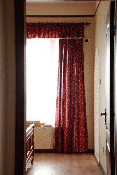 卧室窗帘图片 红色飘窗窗帘装修效果图