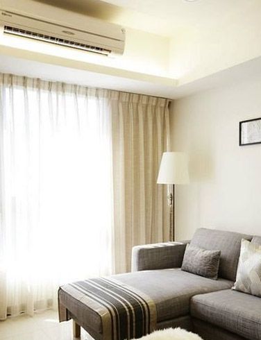 卧室里设有一扇落地窗，屋内的采光性很好，光源设计，点亮暖色光源，便能提升简约居家的温度。