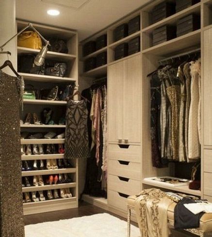 衣帽间用于储存衣物和更衣的独立房间，可储存家人的衣物、鞋帽、包囊、饰物、被褥等。