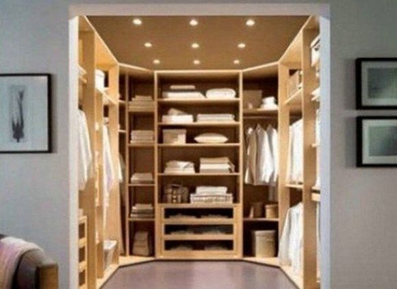 衣帽间用于储存衣物和更衣的独立房间，可储存家人的衣物、鞋帽、包囊、饰物、被褥等。