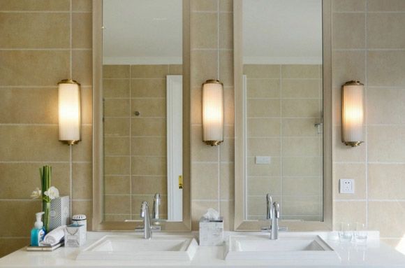 洁净的洗手间里也没有过多的修饰，简单大方的布局很适合现代简约风格的设计。