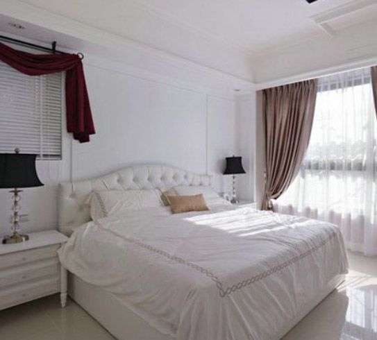 洁白干净的卧室是设计师和屋主精心设计的，卧室也是属于自己的私密空间，所以要很用心的去做些装扮。