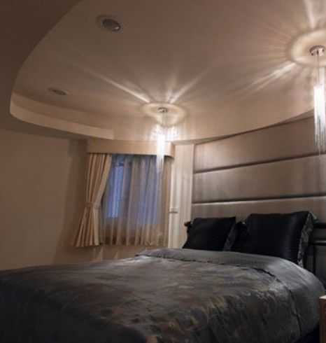 柔和的灯光照着卧室看上去有点奢华的感觉，灯光正好是设计在床的两边的对屋主的视力不会有太大影响。