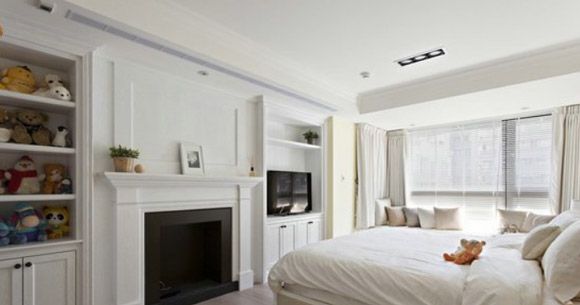 白色的家居布置使整个房间看上去都干净整洁，白天在家还可以沐浴到阳光，卧室里设有一扇落地窗也增加了房间里的采光性。