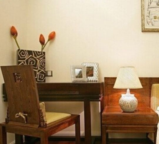 房间里的实木桌子和椅子都带有一些古典的气息，看起来很实用，为家里营造了不一样的气质。