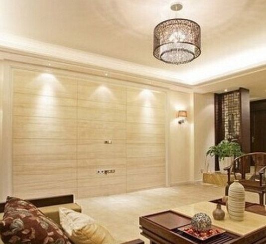 中式风格的客厅里还是很有层次感的，空间里的家居摆设都很有对称性，富有传统韵味的客厅格调高雅，造型简朴优美，色彩浓重而成熟。