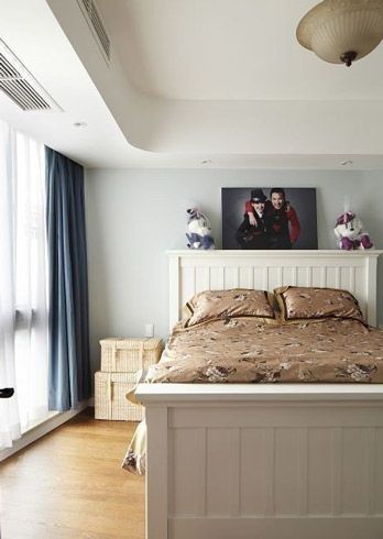 卧室也是采用地中海风格布置的，高而厚的大床看上去舒适静美，卧室还设有一处落地窗，所以房间里的光线很好。