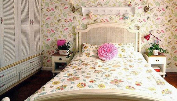 卧室特别的美，五颜六色的碎花壁纸和床被特别的搭配，好似一个公主房。
