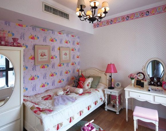 看这个房间的装扮一看就知道是小女孩睡的，装扮的色彩粉粉嫩嫩的，看上去很活泼，小女孩住在这里可以发挥她无尽的想象力。